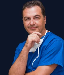 Ο Δρ. Παναγιώτης Μάνταλος με χειρουργική στολή